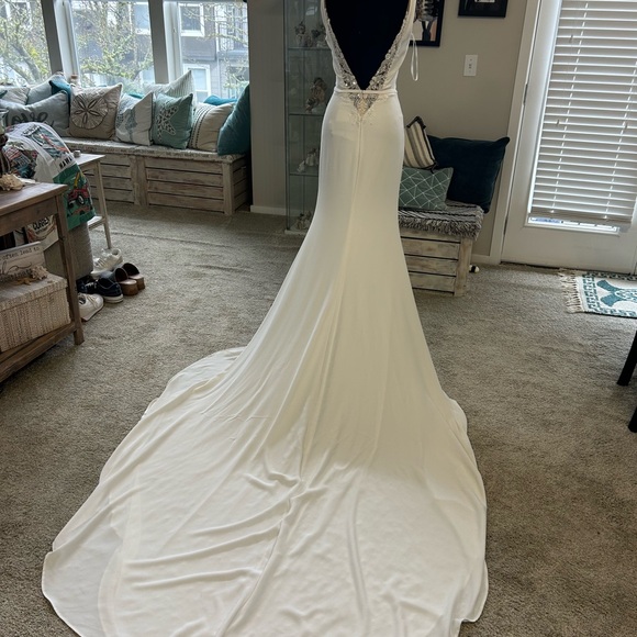 L’Amour crepe wedding gown - Picture 3 of 4